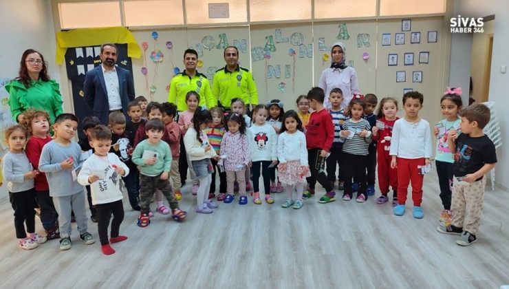 Divriği İlçe Emniyet Müdürlüğü Minik Öğrencilere Trafik Eğitimi Verdi