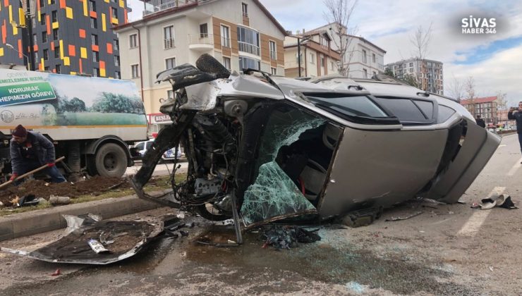 Sivas’ta Makas Atan Otomobil Kaza Yaptı: 3 Kişi Yaralandı