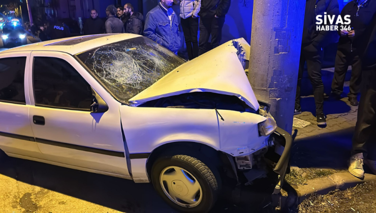 Sivas’ta Otomobil Direğe Çarptı: 1’i Ağır, 3 Yaralı
