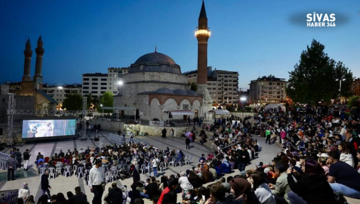 Sivas’ta Açık Havada “Efsane” Filmi İzlendi