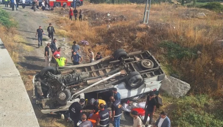 Sivas’ta İşçileri Taşıyan Minibüs Devrildi:14 Kişi Yaralandı