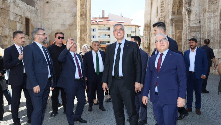 Bakan Memişoğlu, Sivas’ta Tarihi Ziyaretler Gerçekleştirdi
