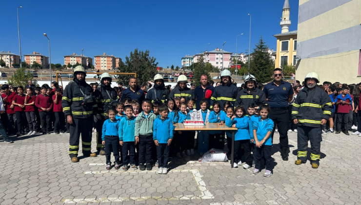 Öğrencilerden İtfaiyecilere Pasta Sürprizi