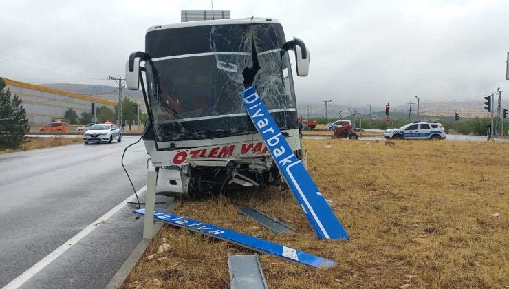 Otobüs ile Traktör Çarpıştı: 1 Ölü, 1 Yaralı
