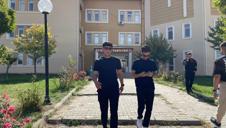 SCÜ Öğrencileri Protesto İçin Siyah Giyindiler
