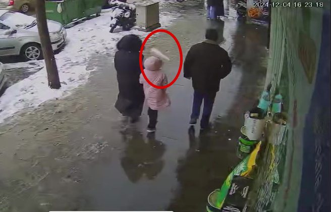 Sivas’ta Kombi bacasındaki buz sarkıtı 3 kişinin önüne düştü