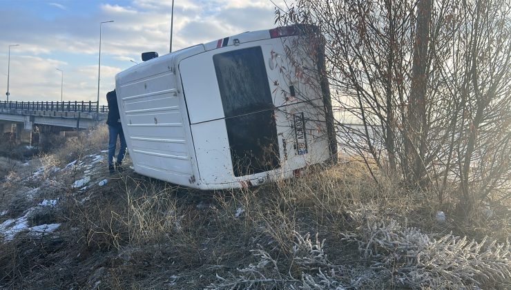 Sivas’ta Minibüs Yoldan Çıkarak Devrildi