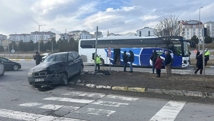 Sivas’ta Yolcu otobüsü ile cip çarpıştı: 3 yaralı