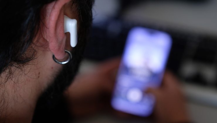 Kulaklıklar İşitme Sağlığını Tehdit Ediyor: Uzman Uyarıyor