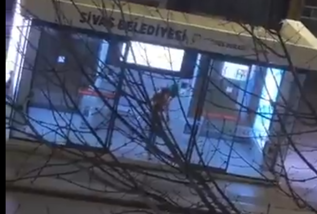 Sivas’ta Başkaları Kırıp Dökerken, O Temizliğiyle Takdir Kazandı