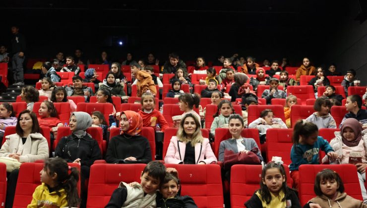 Sivas’ta köy okulu öğrencileri sinemayla tanıştı