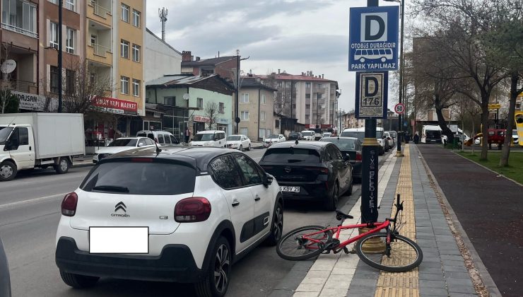 Otobüs Duraklarına Park Sorunu Vatandaşları ve Şoförleri Mağdur Ediyor