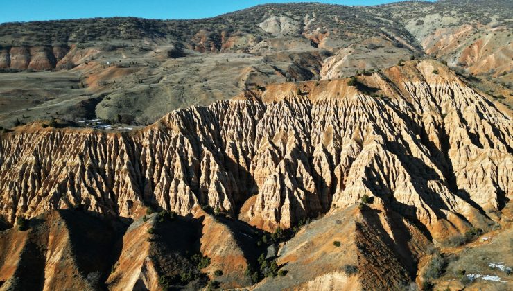 Sivas Divriği’de Doğanın Sanatı: Şeytan Şehri Kayalıkları Ziyaretçilerini Büyülüyor