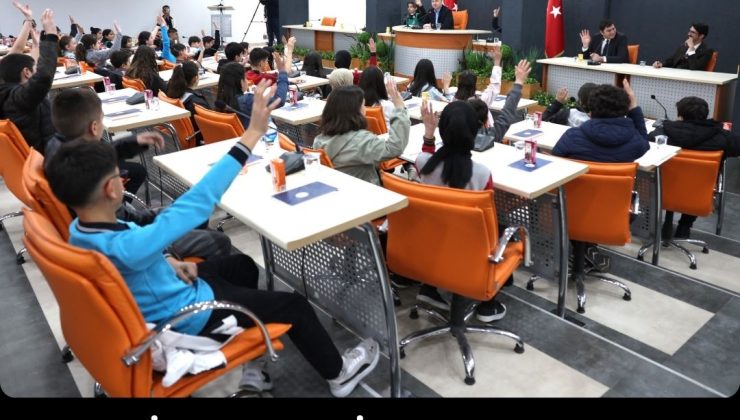 Sivas’ta 23 Nisan Coşkusu: Öğrencilerden Oluşan Belediye Meclisi 105. Yıl Gündemiyle Toplandı