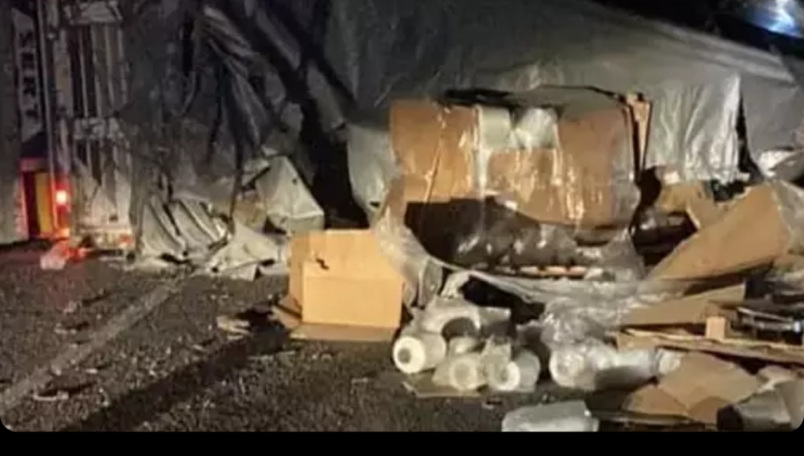 Sivas Divriği’de Tır Şarampole Devrildi: 2 Kişi Hayatını Kaybetti