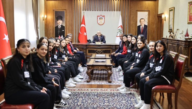 Sivas Valisi Yılmaz Şimşek’ten Kadın Futbol Takımına Tebrik ve Destek Mesajı