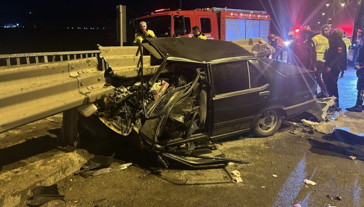 Sivas’ta Kaza: Otomobil Bariyerlere Saplandı, Sürücü Güçlükle Kurtarıldı