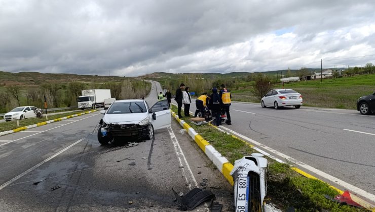 Sivas’ta Otomobil ile Hafif Ticari Araç Çarpıştı: 2 Yaralı