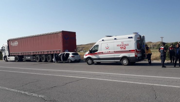 Sivas’ta Feci Kaza: Otomobil TIR’a Çarptı, 3 Yaşındaki Doğa Hayatını Kaybetti