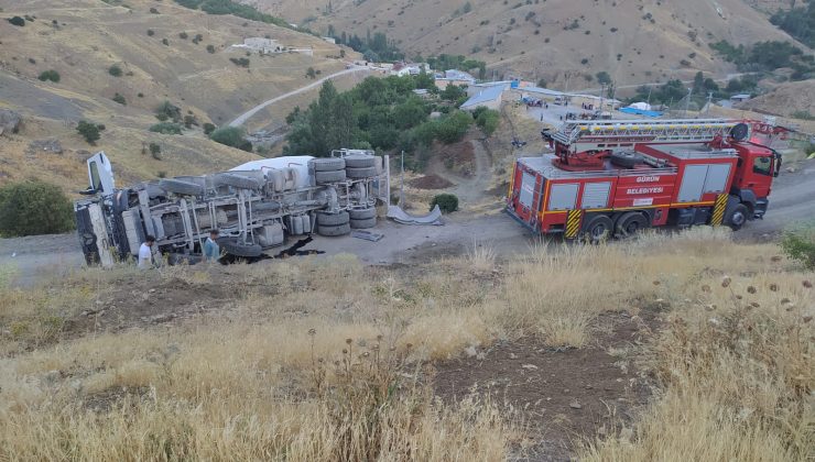 Sivas Gürün’de Beton Mikseri Devrildi: Sürücü Yaralandı