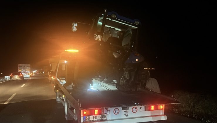 Sivas-Kayseri Karayolunda Traktör ile TIR Çarpıştı: 2 Yaralı