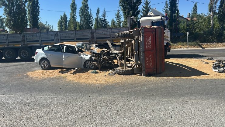 Sivas’ta buğday yüklü traktör ile otomobil çarpıştı: 3 kişi yaralandı
