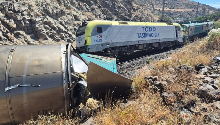 Malatya-Sivas Demir Yolu Hattında Yük Trenleri Kafa Kafaya Çarpıştı: 1 Yaralı