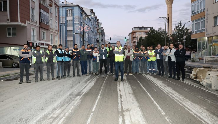 Sivas’ta 4 Eylül Caddesi’nde Asfalt Çalışmaları Sürüyor