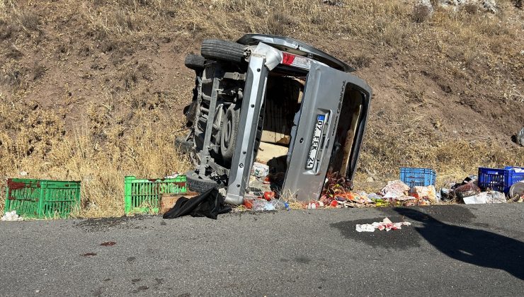 Sivas’ta Hafif Ticari Araç Şarampole Devrildi: 4 Yaralı