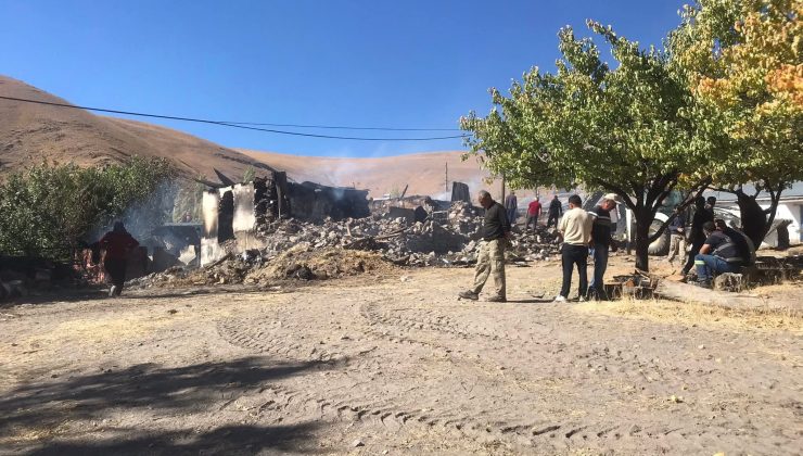 Kangal’da Yangın: İki Ev Küle Döndü