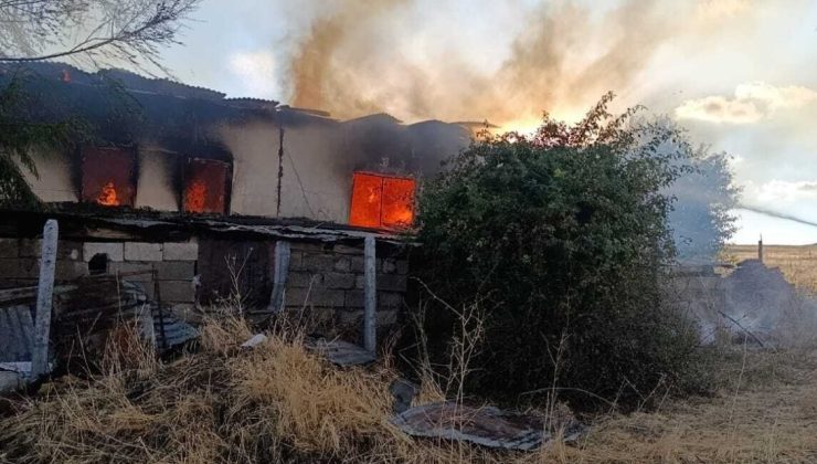 Şarkışla’da Müstakil Evde Yangın: Ev Kullanılamaz Hale Geldi