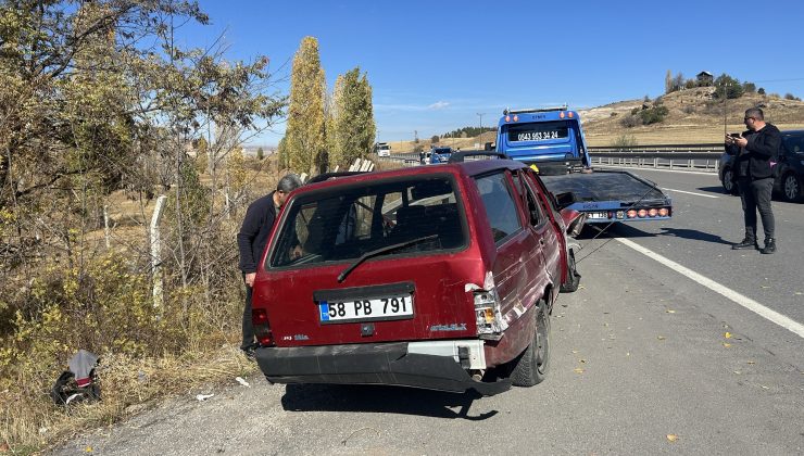 Sivas’ta Otomobil Bariyerlere Çarptı: 1’i Ağır, 2 Yaralı