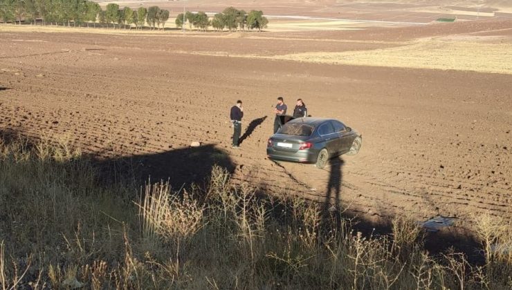 Sivas Şarkışla’da Otomobil Tarlaya Savruldu: 2 Yaşındaki Çocuk Yaralandı