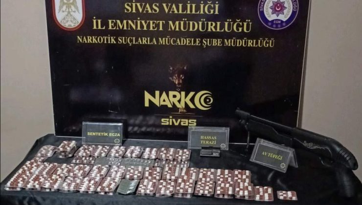 Sivas’ta Narkotik Operasyonu: 1082 Sentetik Ecza Ele Geçirildi, 4 Kişi Tutuklandı