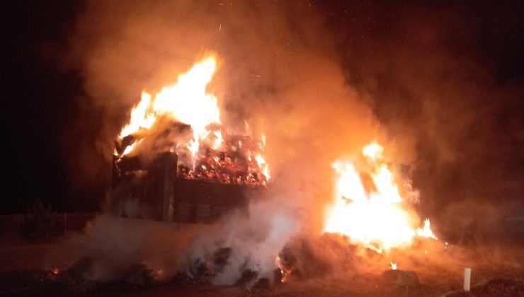Sivas’ta Saman Yüklü TIR’da Yangın: Dorse ve Yük Tamamen Yandı