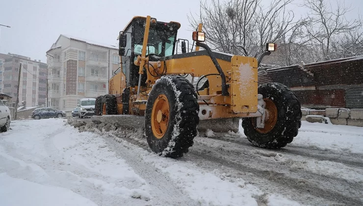 Sivas’ta Yoğun Kar ve Tipi: 33 Yerleşim Yerinin Yolu Ulaşıma Kapalı