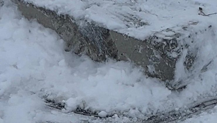 Koyulhisar’da Kar Temizliği İhmali Kazaya Neden Oldu: 2 Araç Hasar Gördü