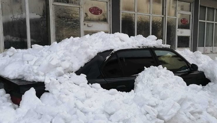 Şarkışla’da Çatıdan Düşen Kar Araca Zarar Verdi