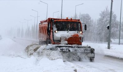 Sivas’ta Yoğun Kar ve Tipi Ulaşımı Vurdu: 145 Yerleşim Yerine Ulaşım Sağlanamıyor