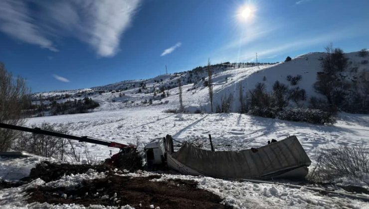Sivas’ta Kumaş Yüklü TIR Devrildi