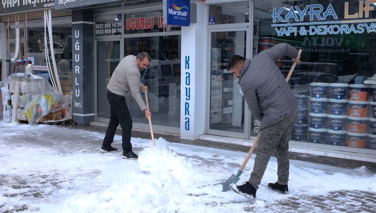 Sivas’ta Örnek Dayanışma: Celal Bayar Caddesi Esnafı Kar Temizliği Yaptı
