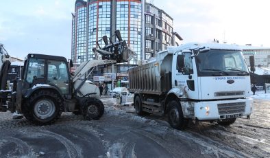 Sivas’ta Yoğun Kar Yağışı: Belediye Ekipleri Gece Boyu Sahadaydı