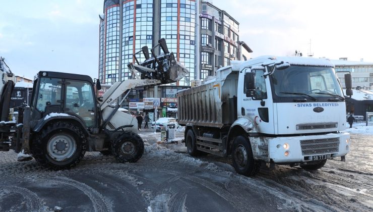 Sivas’ta Yoğun Kar Yağışı: Belediye Ekipleri Gece Boyu Sahadaydı