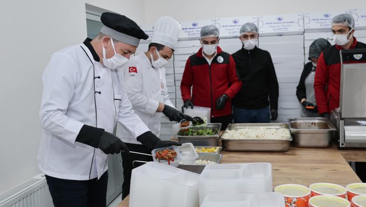 Sivas’ta Belediyeden İhtiyaç Sahibi Ailelere İftar Sofrası