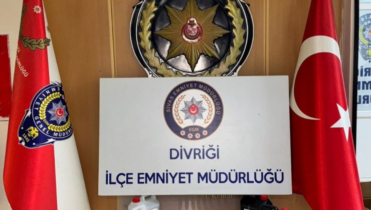 Sivas’ta Kaçak Alkol Operasyonu: Etil Alkol ve Yapım Kitleri Ele Geçirildi
