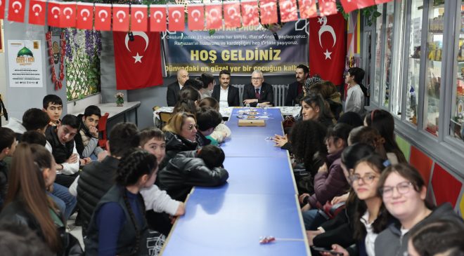 Vali Şimşek öğrencilerle iftar yaptı