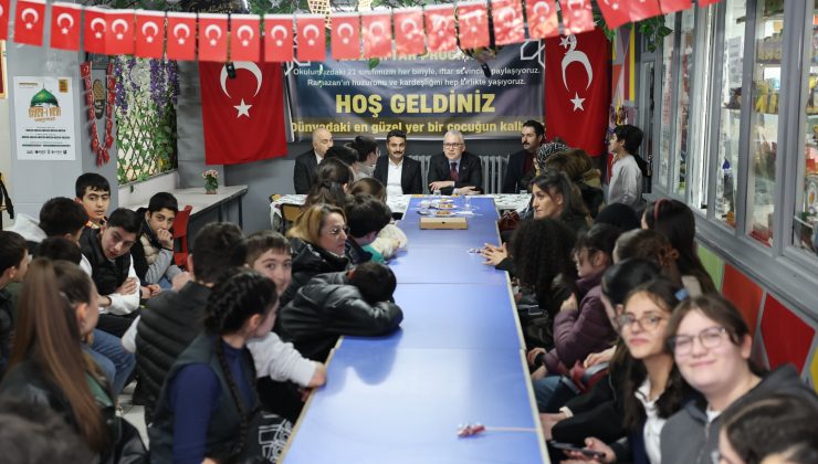 Vali Şimşek öğrencilerle iftar yaptı