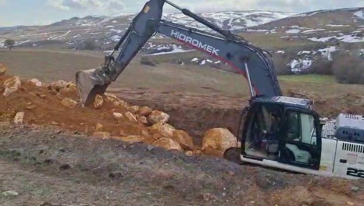 Yıldızeli’nde heyelan: Köy yolu çöktü