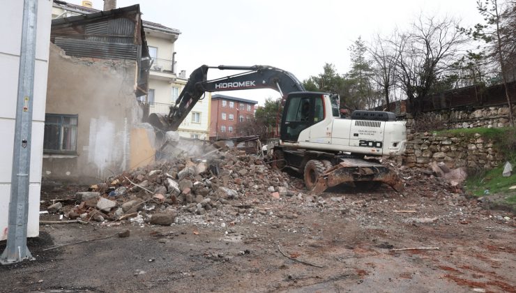 Mevlana Mahallesi’nde Metruk Bina Yıkıldı
