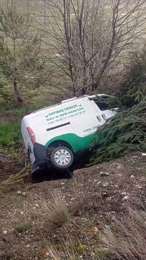 Sivas’ta Cenaze Aracı Şarampole Uçtu: 2 Yaralı